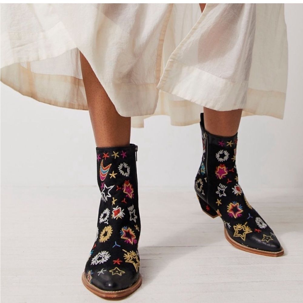 Free People Bowers Suede Embroidered Western Boots in Black‎ Size 6.5 (37) NWOB - Picture 2 of 16